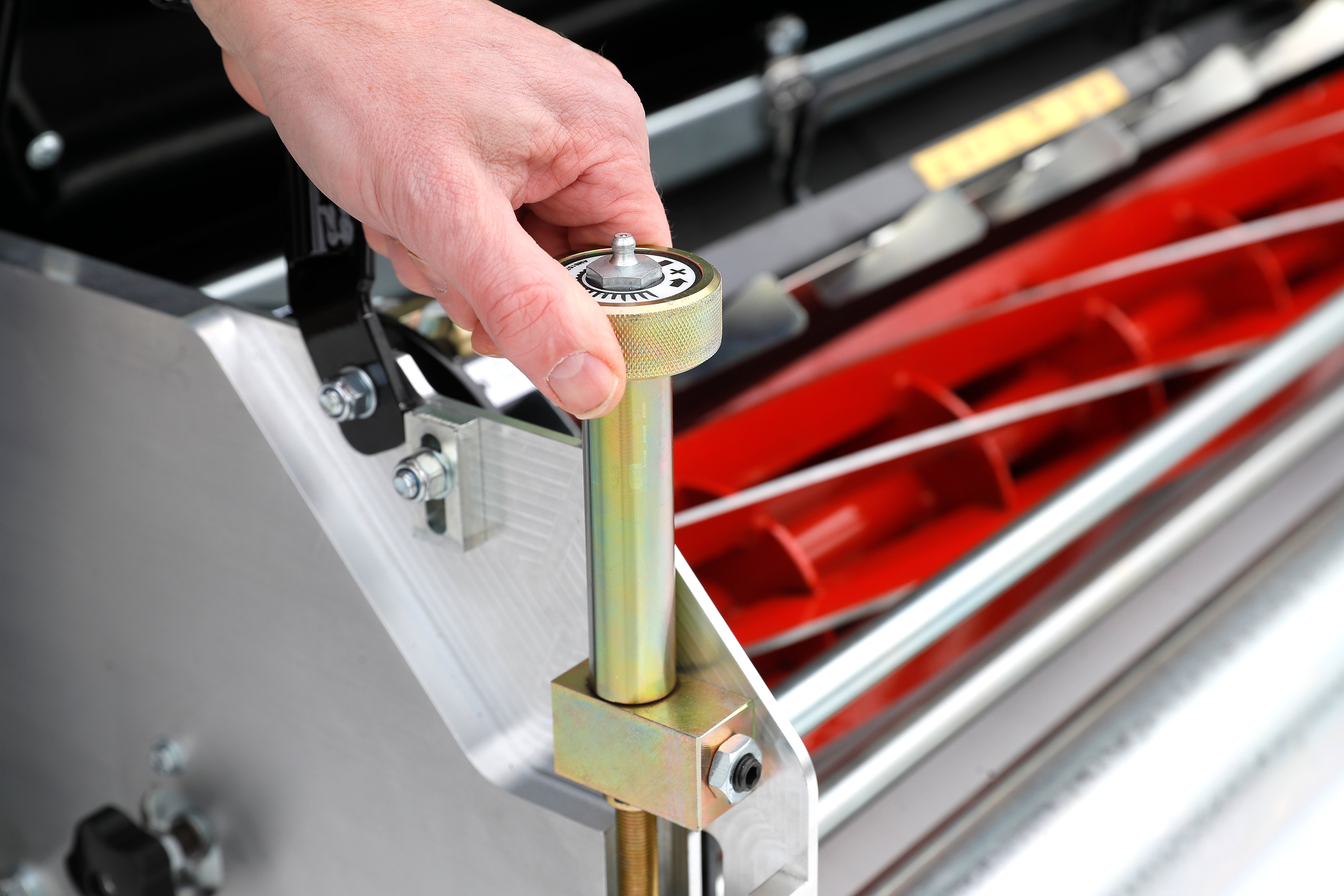 C34 Evolution Mk2 – Battery-Powered Professional Cylinder Mower with Interchangeable Turf Maintenance System