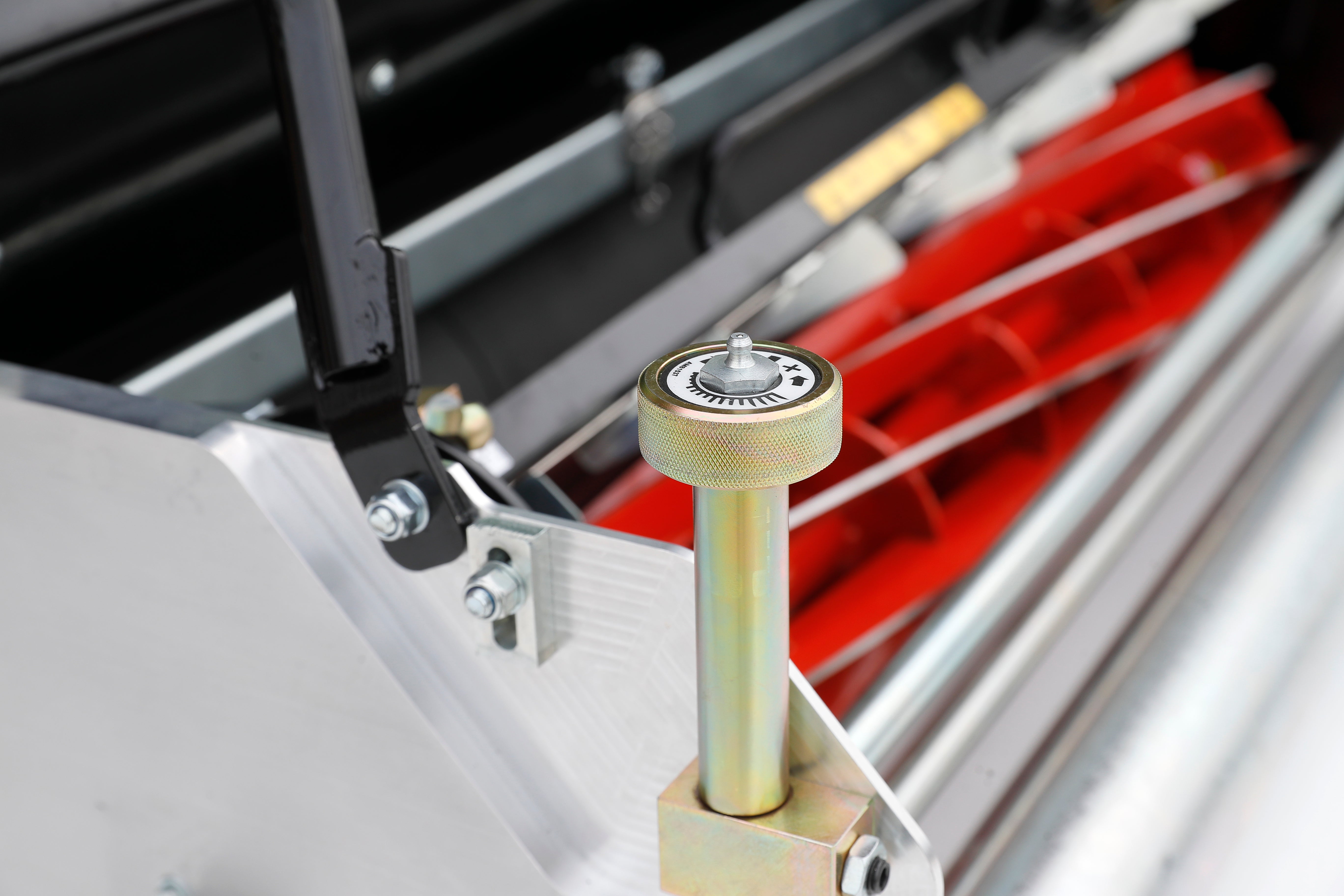 C34 Evolution Mk2 – Battery-Powered Professional Cylinder Mower with Interchangeable Turf Maintenance System