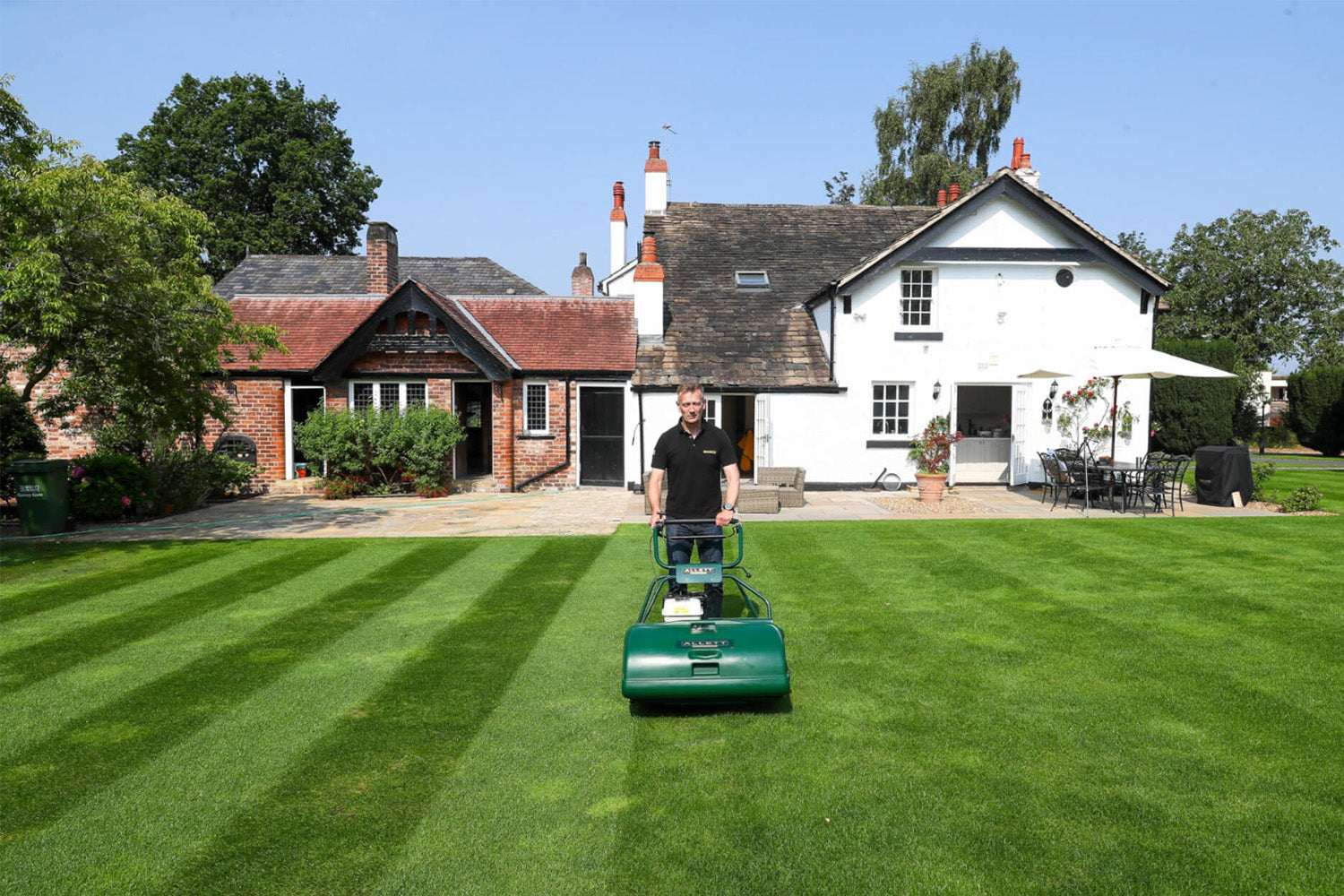 Allett Buckingham striping a home garden lawn