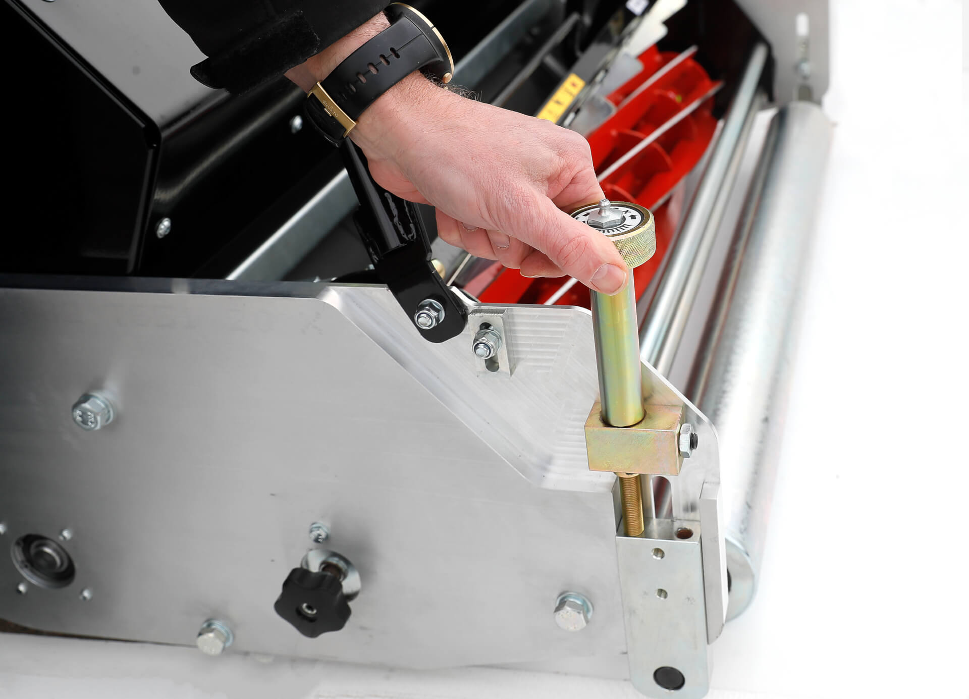 C34 Evolution Mk2 – Battery-Powered Professional Cylinder Mower with Interchangeable Turf Maintenance System