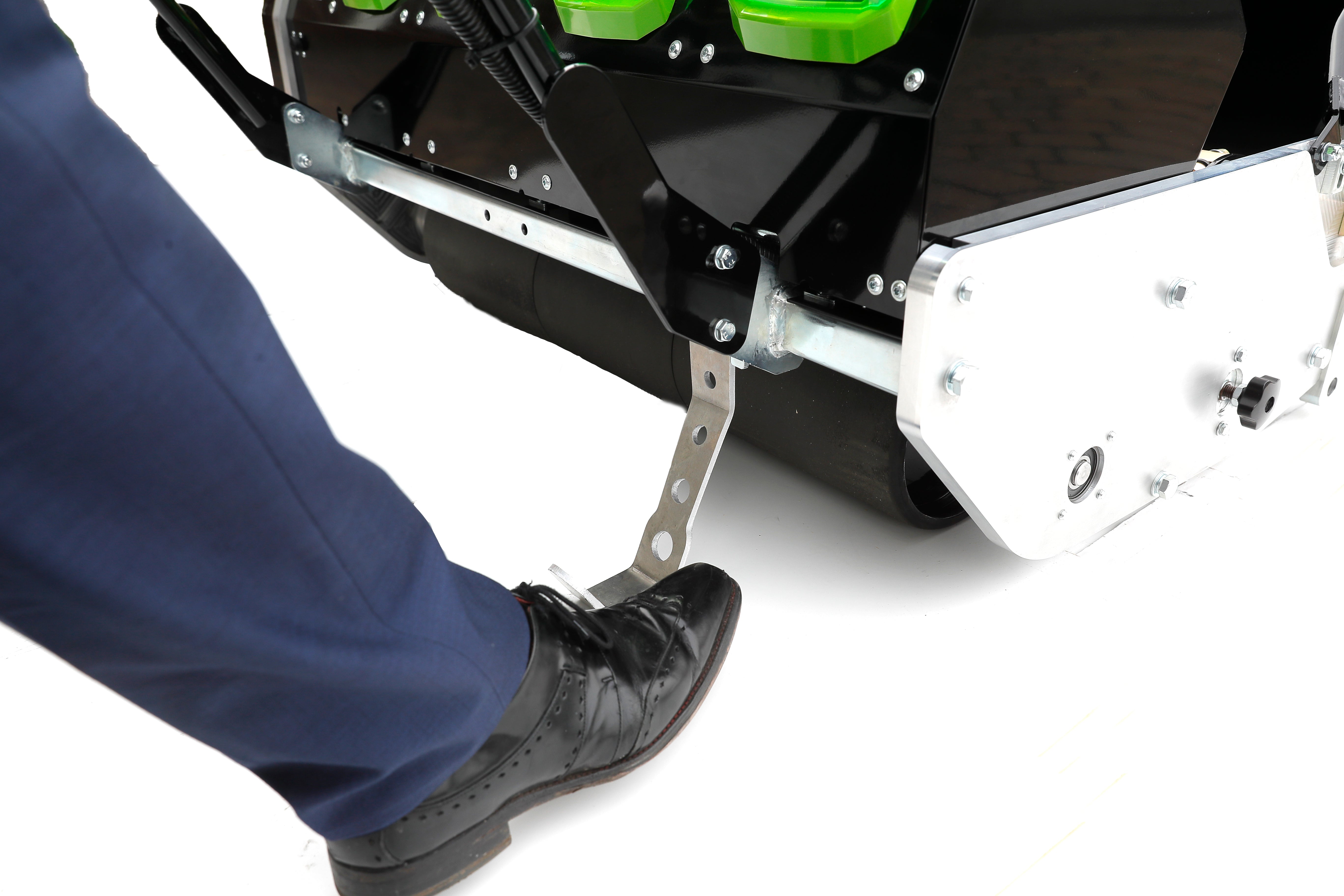 C34 Evolution Mk2 – Battery-Powered Professional Cylinder Mower with Interchangeable Turf Maintenance System